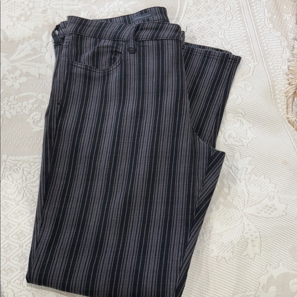 Kut from the Kloth
Jennifer Charcoal Striped Ultra Skinny Pants
Size 16 - Picture 6 of 7